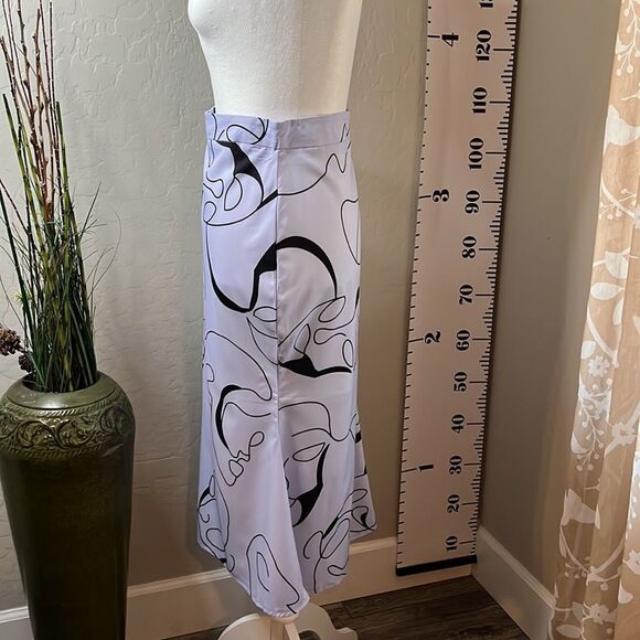 SHEIN Curve drama face print skirt back zipper half lined flared bottom Size 1X - Picture 4 of 11